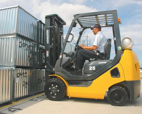 Komatsu_FG25ST-16_Forklift_5000_Capacity_IC_Cushion_Side_Shift_Application_2_900px